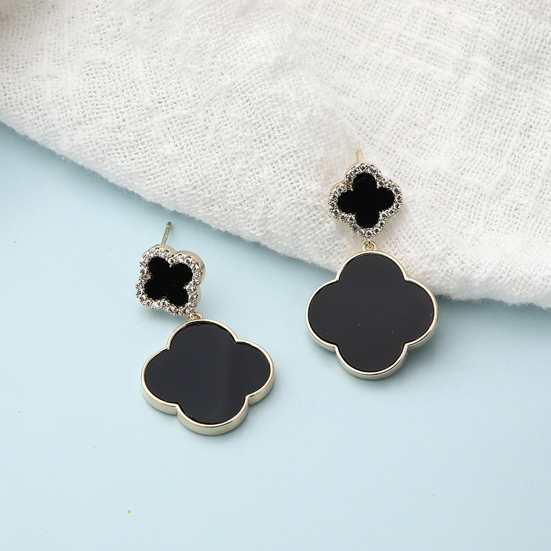 Fashion Classic Black Clover Copper Inlaid Zircon Earrings display picture 5
