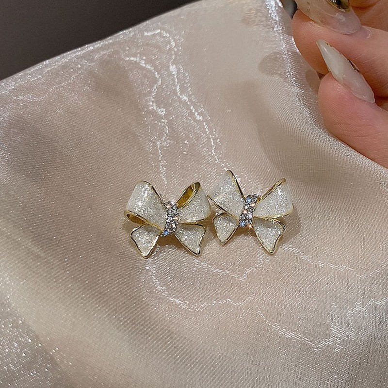 High-quality Niche Temperament Unique Bow Stud Earrings Women&#39;s Silver Needle display picture 4