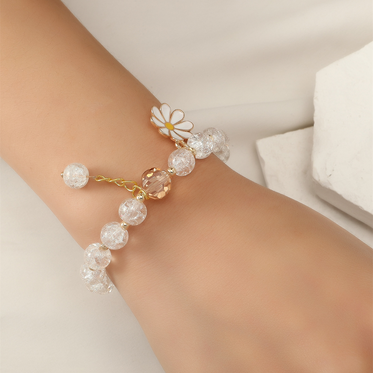 Women&#39;s Fashion Vintage Crystal Daisy Bracelet display picture 1