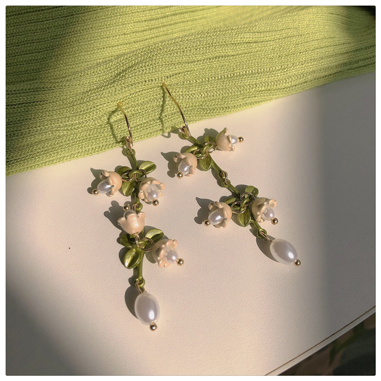 Retro Green Flower Pearl Pendant Earrings display picture 3