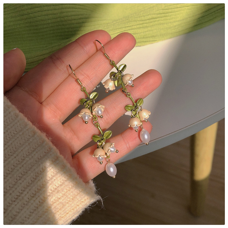 Retro Green Flower Pearl Pendant Earrings display picture 4