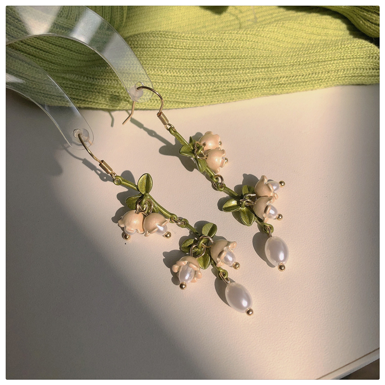 Retro Green Flower Pearl Pendant Earrings display picture 5
