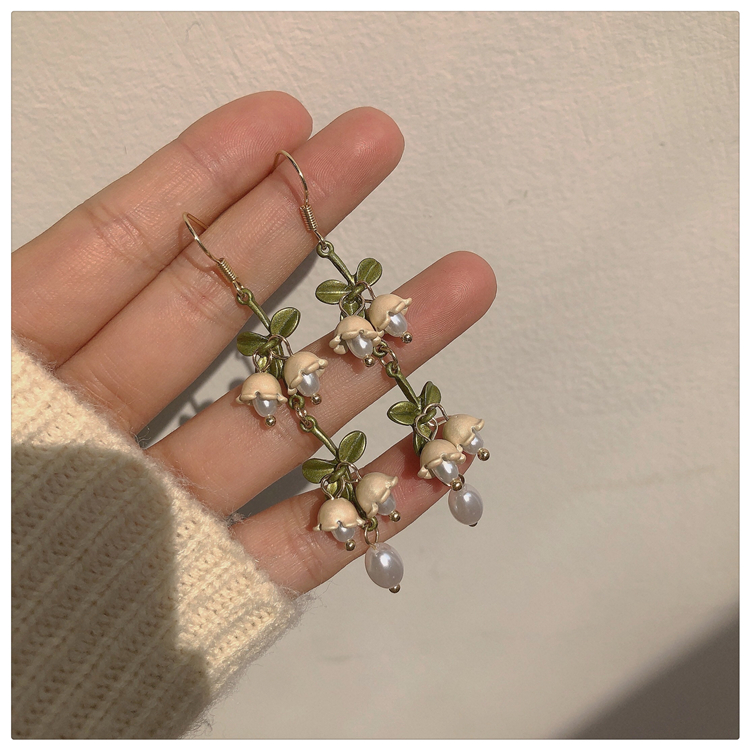 Retro Green Flower Pearl Pendant Earrings display picture 6