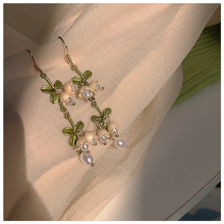 Retro Green Flower Pearl Pendant Earrings display picture 7