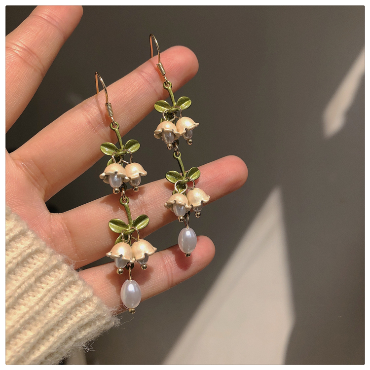Retro Green Flower Pearl Pendant Earrings display picture 8