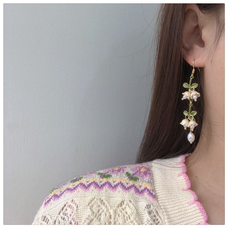 Retro Green Flower Pearl Pendant Earrings display picture 9