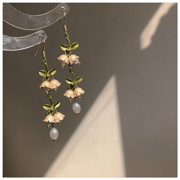 Retro Green Flower Pearl Pendant Earrings display picture 10