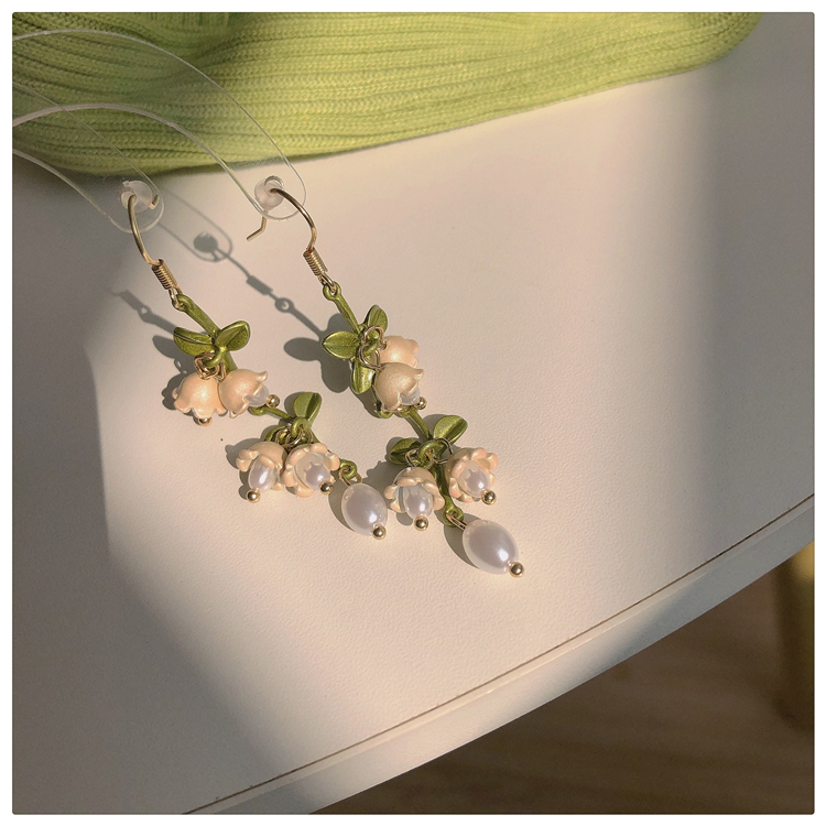 Retro Green Flower Pearl Pendant Earrings display picture 11