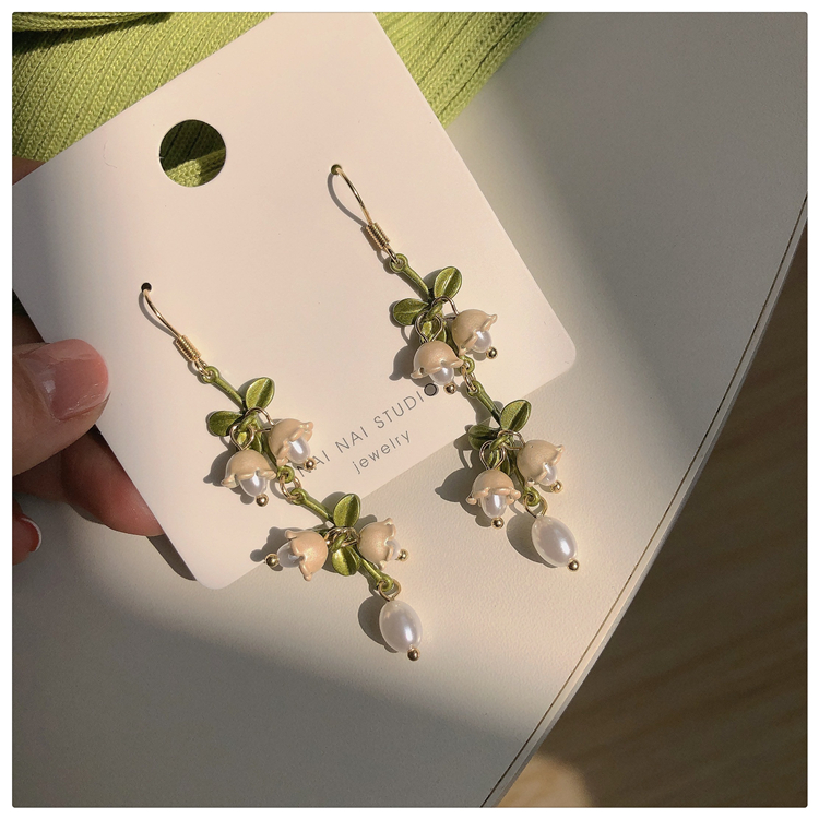 Retro Green Flower Pearl Pendant Earrings display picture 12