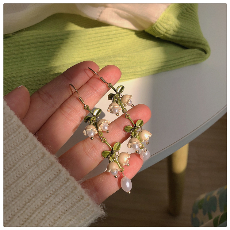 Retro Green Flower Pearl Pendant Earrings display picture 13