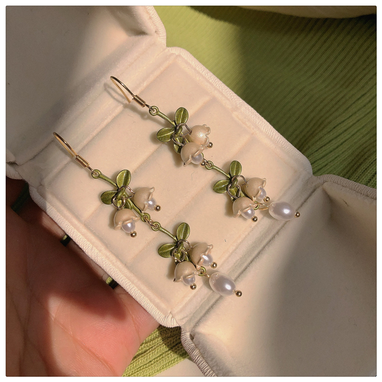 Retro Green Flower Pearl Pendant Earrings display picture 14