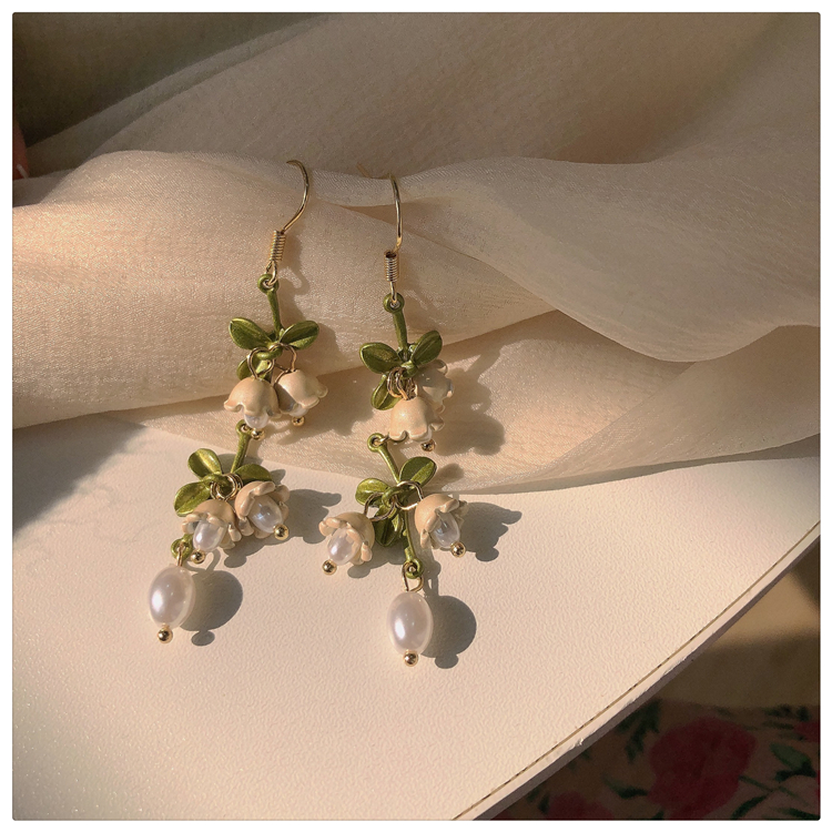 Retro Green Flower Pearl Pendant Earrings display picture 15