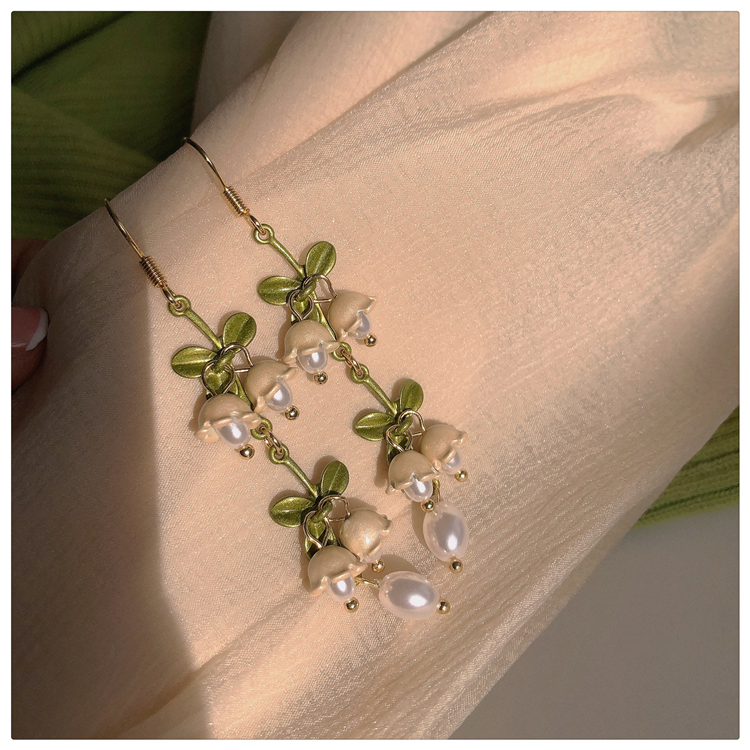 Retro Green Flower Pearl Pendant Earrings display picture 16