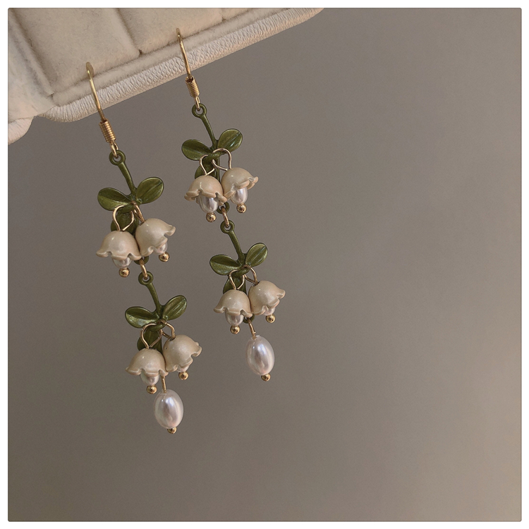 Retro Green Flower Pearl Pendant Earrings display picture 17