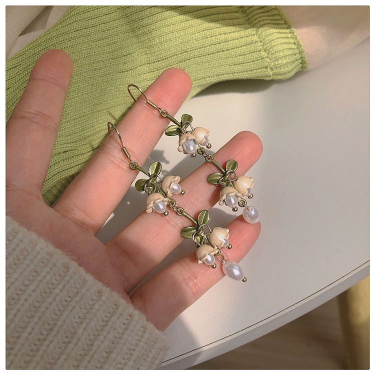 Retro Green Flower Pearl Pendant Earrings display picture 18