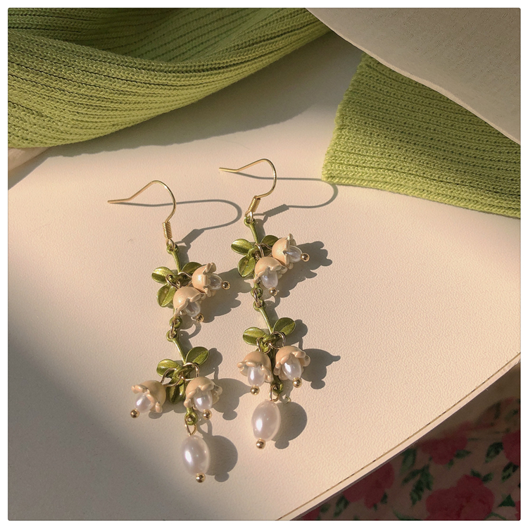 Retro Green Flower Pearl Pendant Earrings display picture 19
