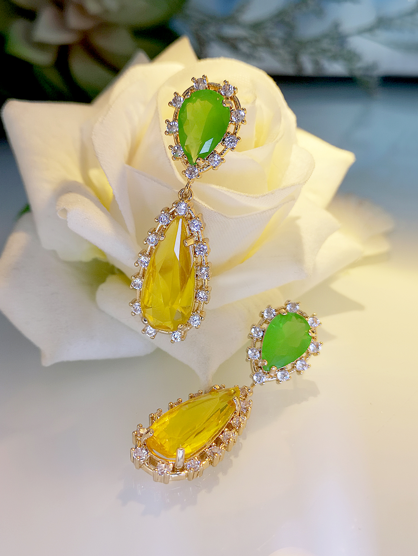 Nouvelle Mode Cuivre Incrusté De Zircon Boucles D&#39;oreilles Couleur Bonbon Femme display picture 4