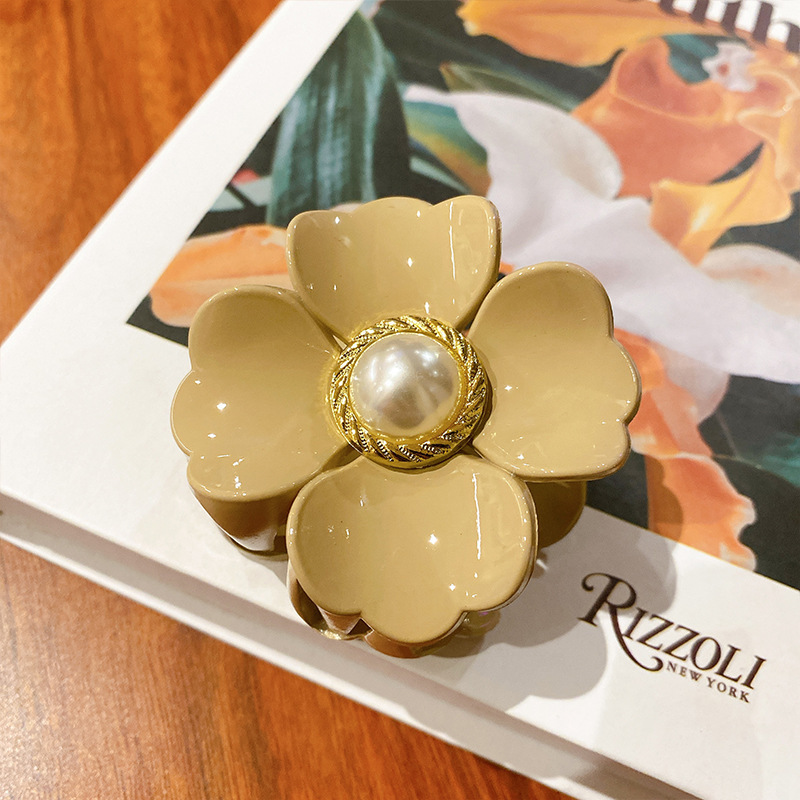 Simple Multicolor Pearl Flower Grab Clip Hair Clip Wholesale display picture 7