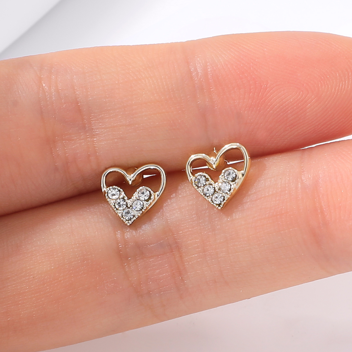 Classic Fashion Gold Hollow Heart Rhinestone Metal Women's Stud Earrings display picture 1