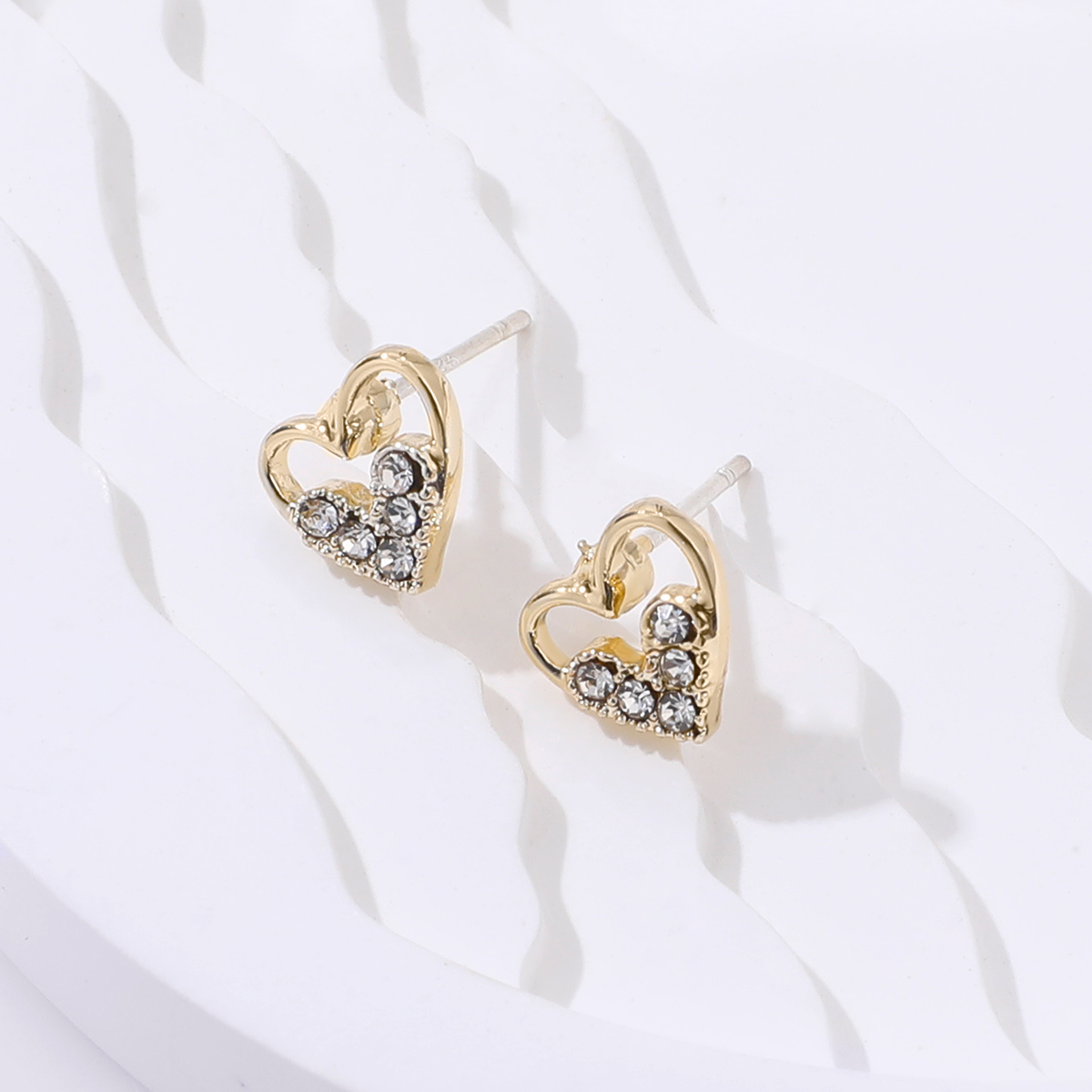 Classic Fashion Gold Hollow Heart Rhinestone Metal Women's Stud Earrings display picture 3