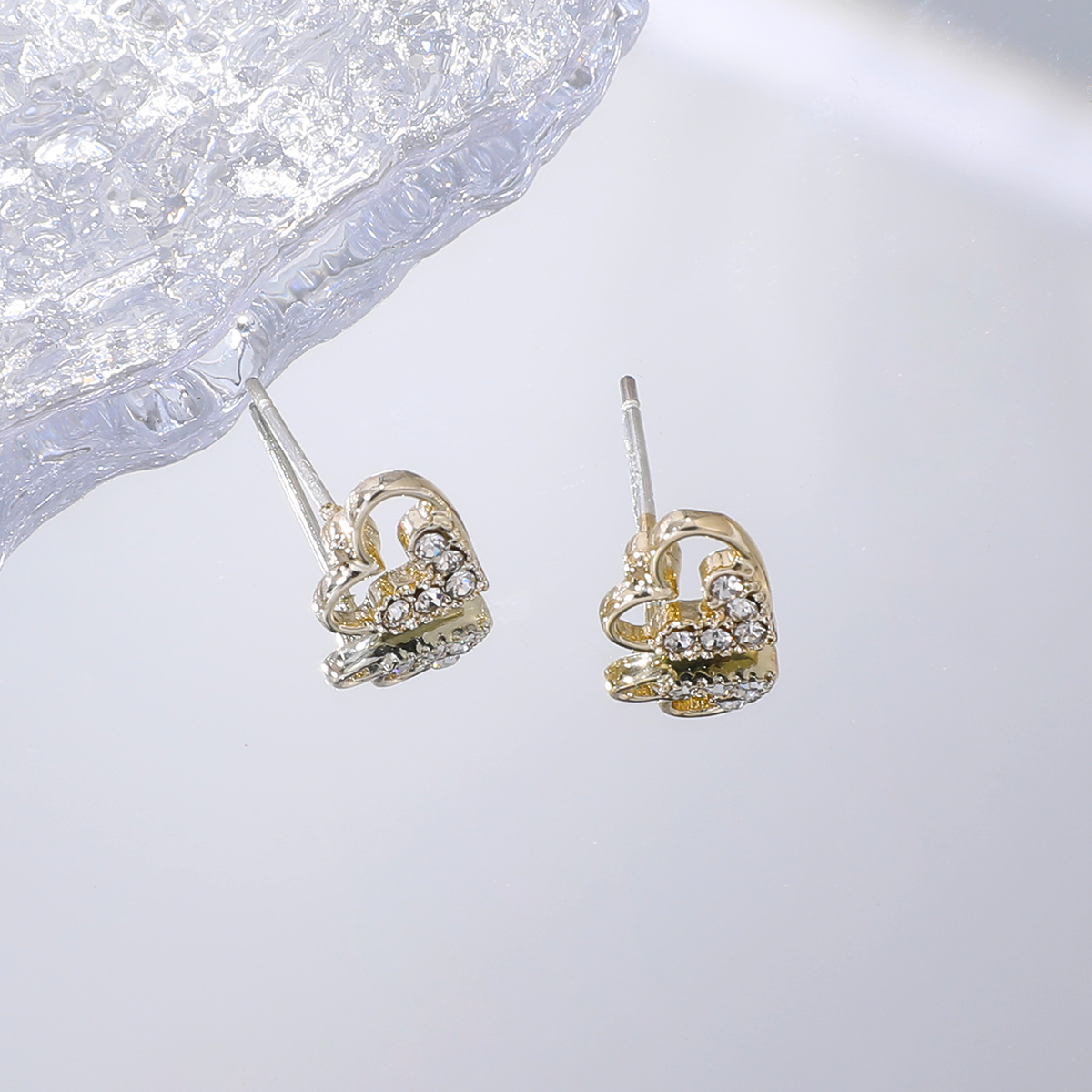 Pendientes De Botón De Mujer De Metal De Diamantes De Imitación De Corazón Hueco De Oro De Moda Clásica display picture 4