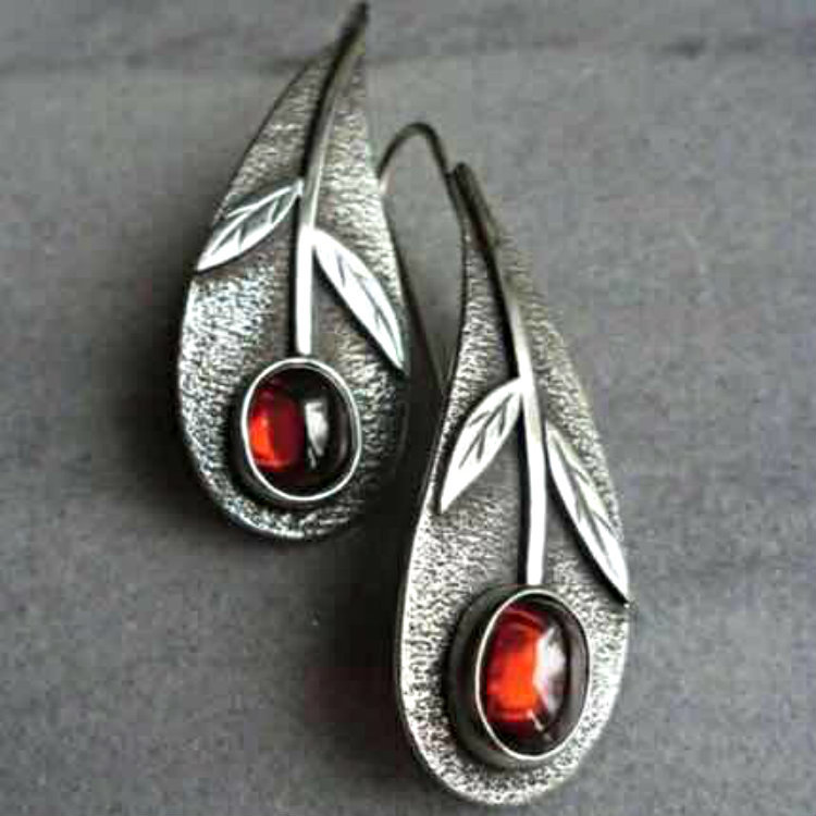 Retro Leaf Ruby Alloy Earrings Fashion Ear Jewelry display picture 3