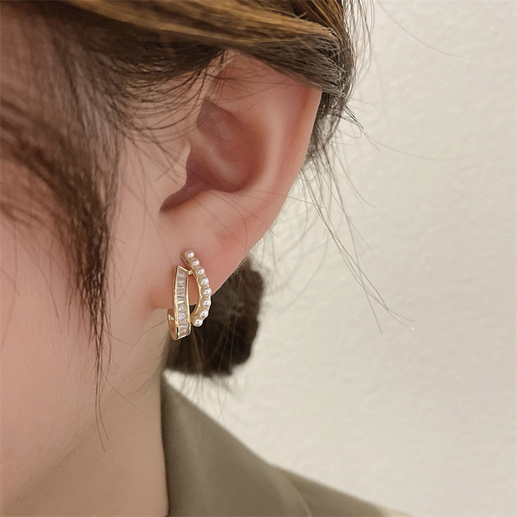 Simple Inlaid Beads Zircon Curved Alloy Stud Earrings display picture 4