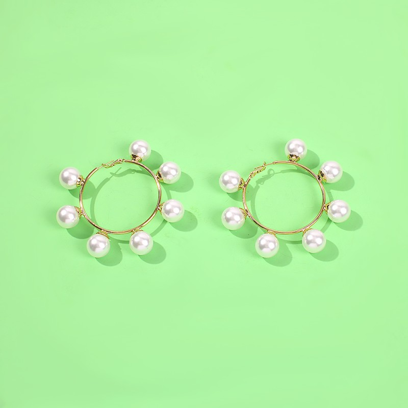Boucles D&#39;oreilles Grand Cercle De Perles Incrustées D&#39;alliage Exagéré De Mode display picture 4