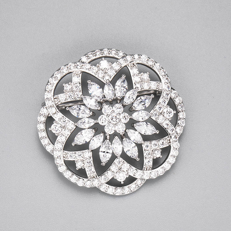 Classic Hollow Flower Inlaid Zirconium Copper Brooch display picture 1