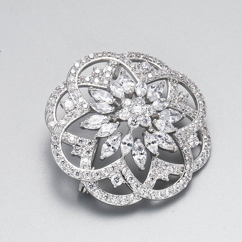 Classic Hollow Flower Inlaid Zirconium Copper Brooch display picture 2