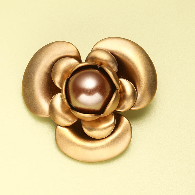 Broche Perle En Cuivre En Forme De Camélia Classique display picture 1
