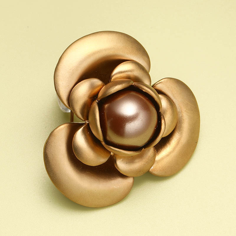 Broche Perle En Cuivre En Forme De Camélia Classique display picture 2