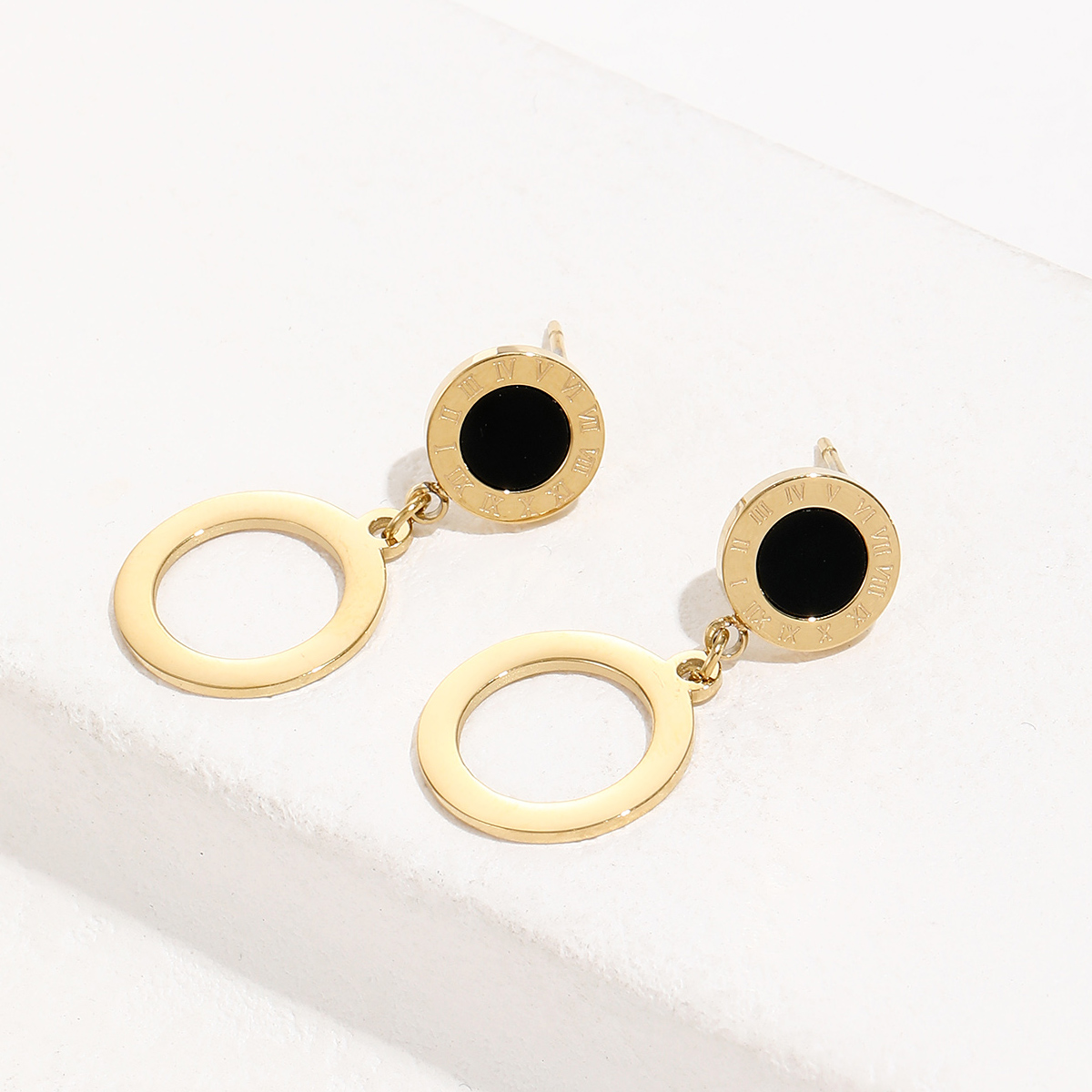 Titanium Steel Fashion Gold Roman Numeral Black Shell Round Earrings display picture 1
