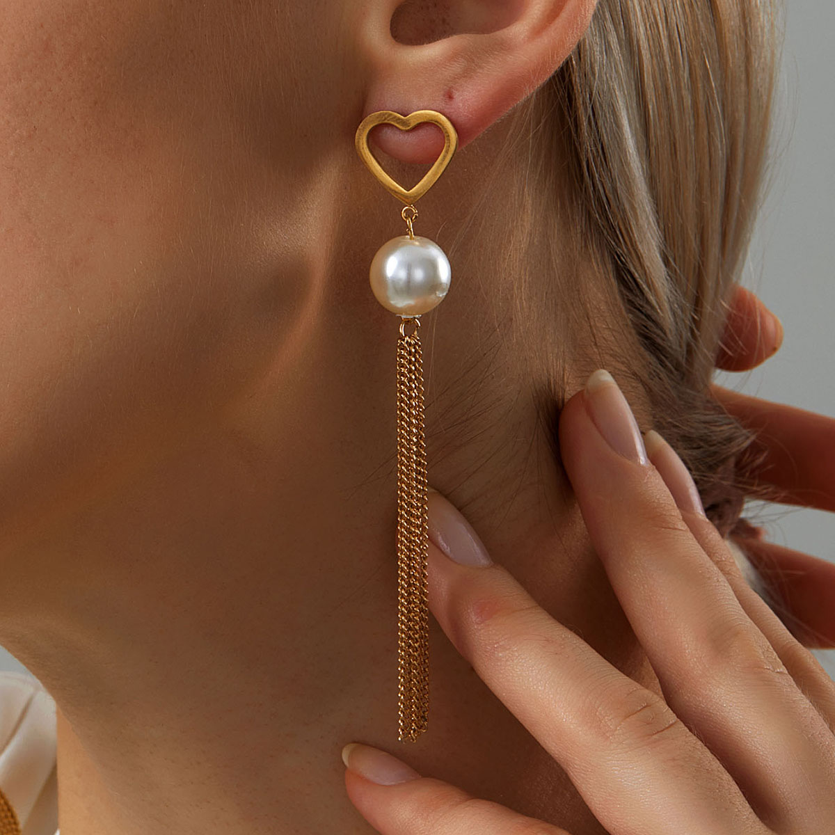Fashion Stainless Steel Electroplating 18k Gold Heart Pearl Tassel Long Earrings display picture 1