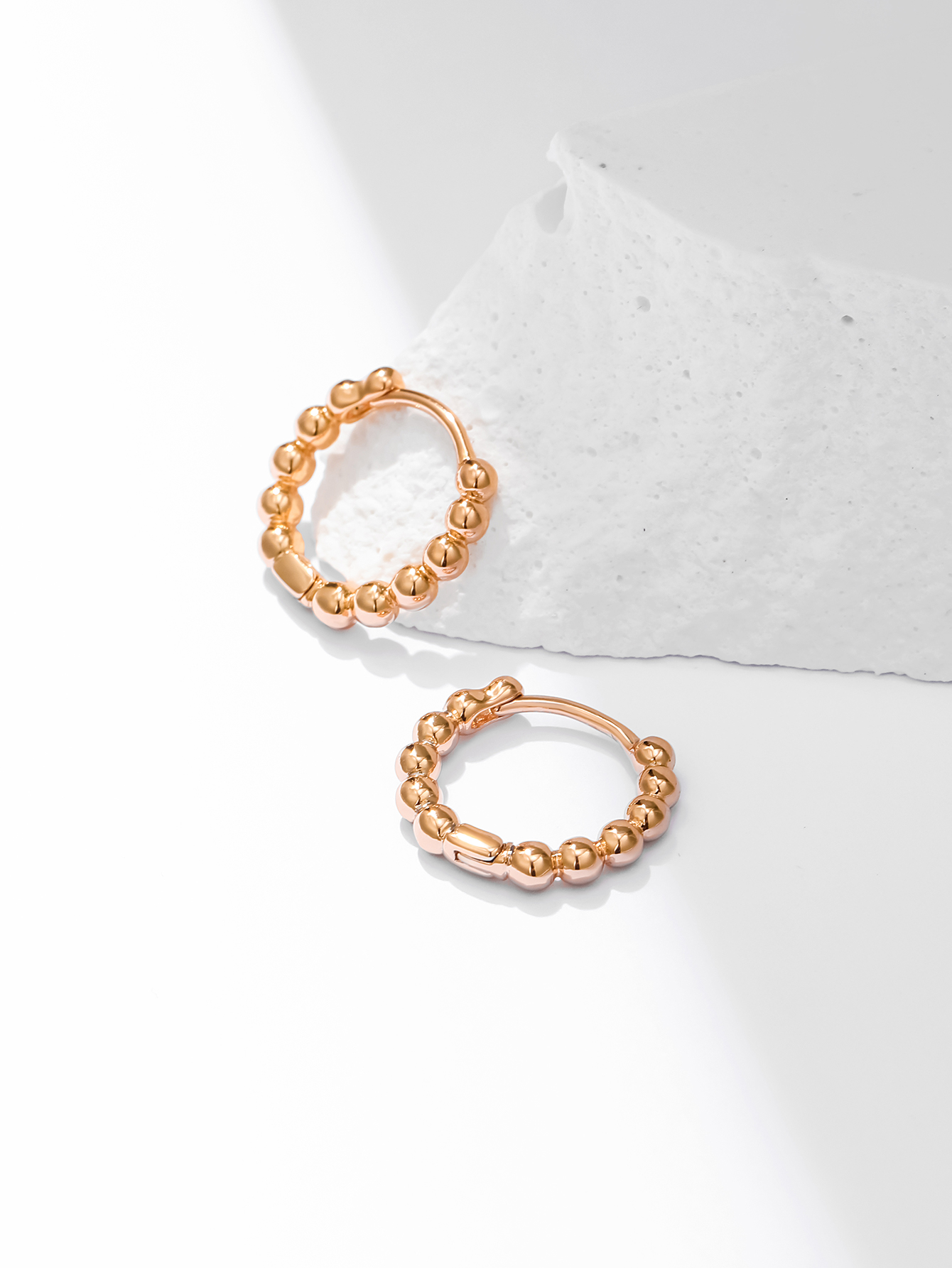 Fashion Simple Geometric Bead Chain Copper Hoop Earrings display picture 3