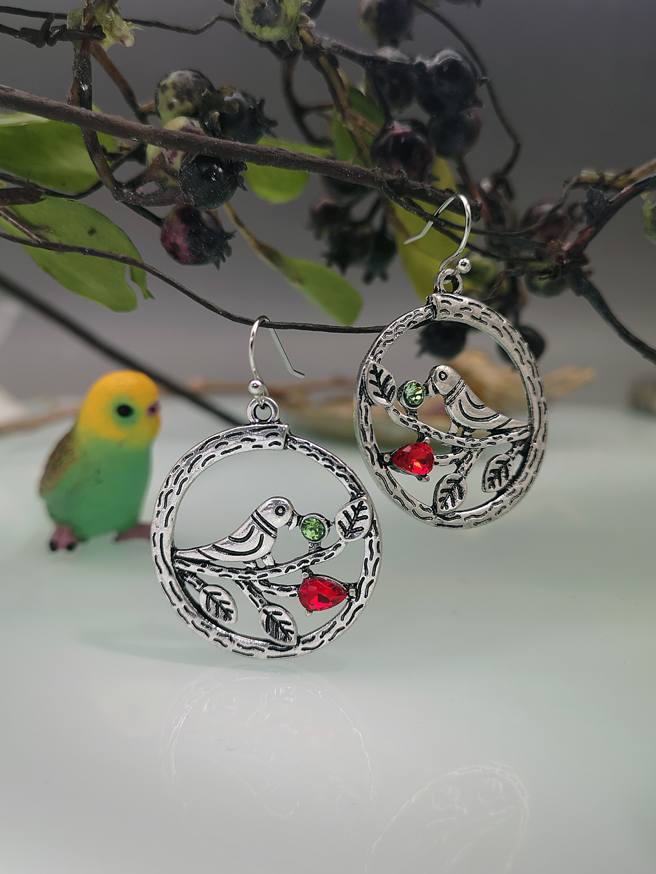 Nouvelles Branches Creuses Créatives Feuilles Oiseaux Boucles D&#39;oreilles En Alliage De Pierres Précieuses display picture 4