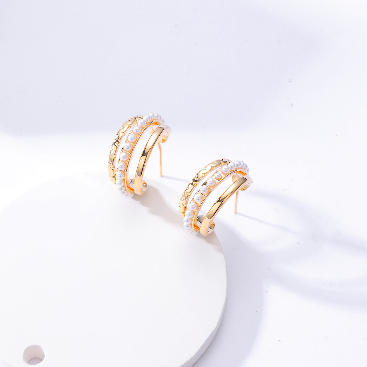 Retro Copper Material Electroplating 18k Gold C-shaped Pearl Earrings display picture 3
