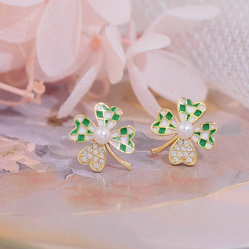 2022 Spring New Contrast Color Four-leaf Clover Checkerboard Earrings display picture 3