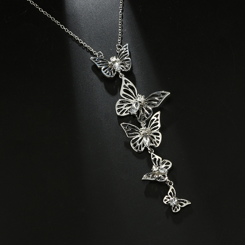 Retro Fashion Geometric Butterfly Hollow Alloy Diamond Pendant Long Necklace display picture 4
