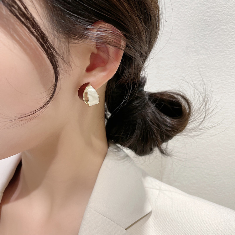 Fashion Irregular Contrast Color Stud Earrings Wholesale display picture 3