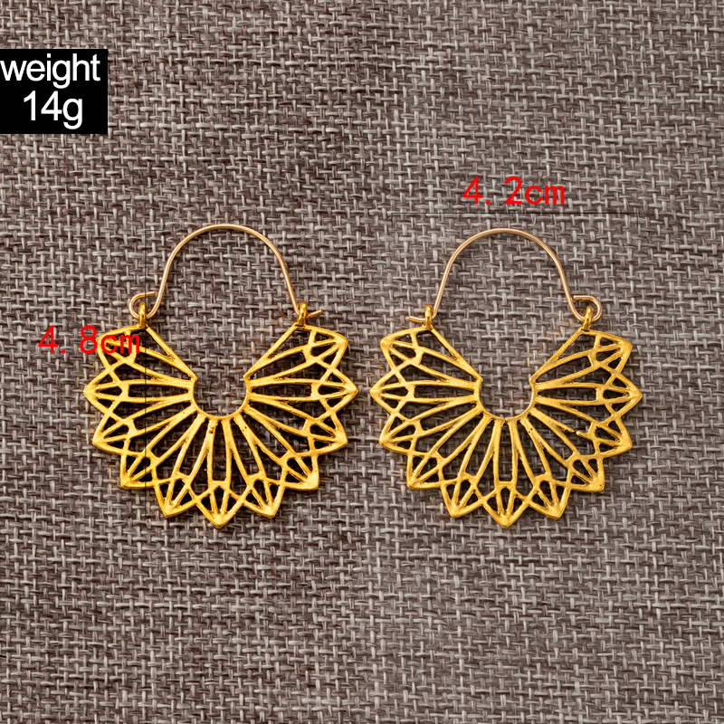 Retro Bohemian Hollow Peach Heart Carved Alloy Earrings display picture 3