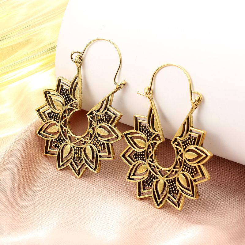 Retro Bohemian Hollow Peach Heart Carved Alloy Earrings display picture 11