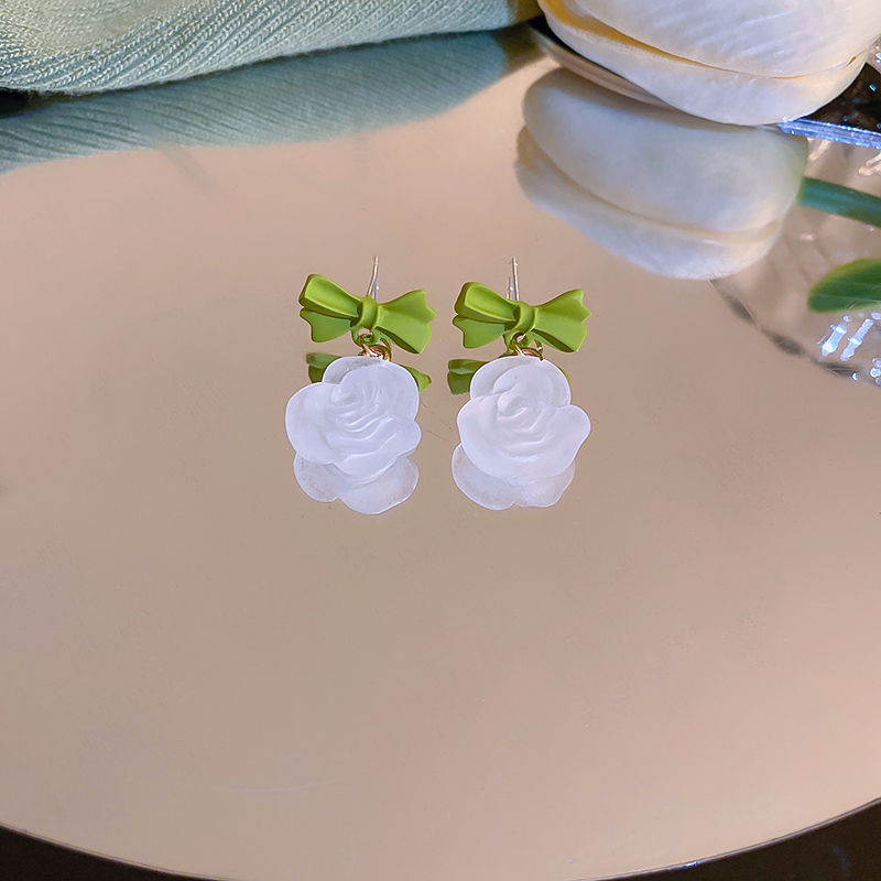 Retro Green Bow Camellia Stud Earrings display picture 1