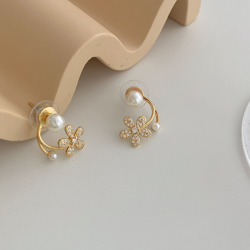 New Pearl Flower Stud Earrings display picture 1