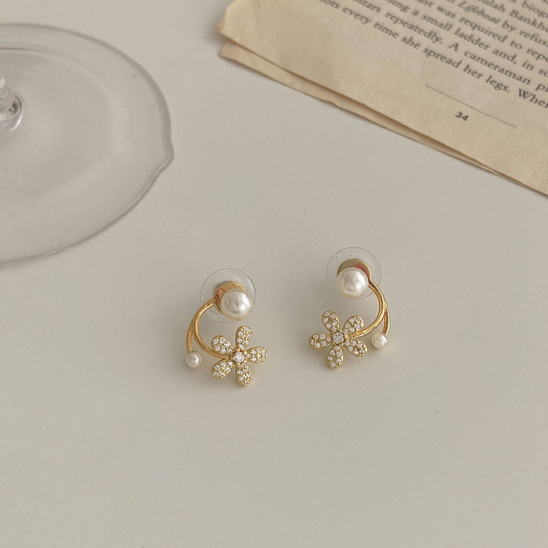 New Pearl Flower Stud Earrings display picture 3