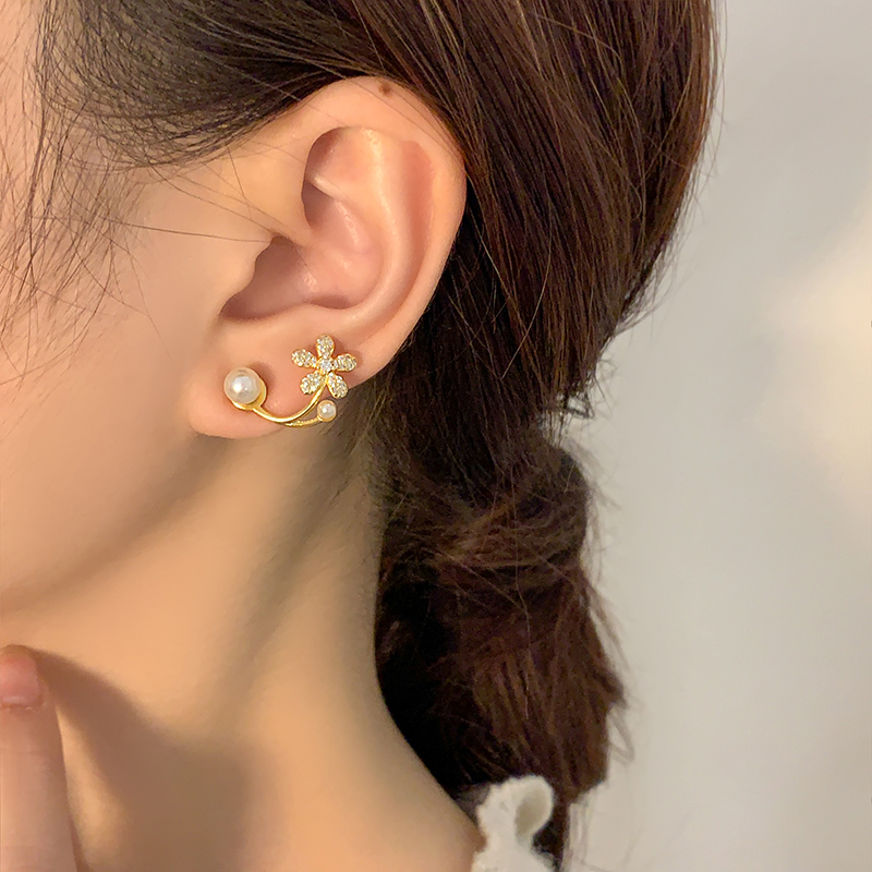 New Pearl Flower Stud Earrings display picture 4