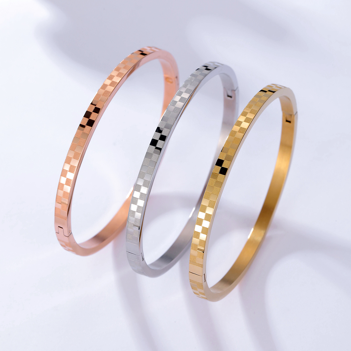 Fashion Stainless Steel 18k Gold-plated Plaid Pattern Three-color Bracelet display picture 3