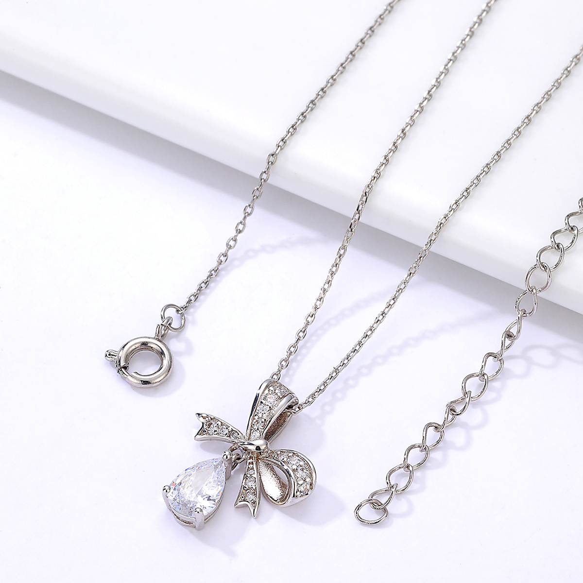 2022 Fashion Copper Gold-plated Bow Drop-shaped Zircon Pendant Necklace display picture 2