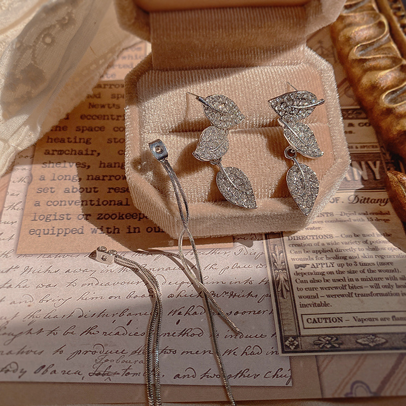 Fashion Leaf Diamond Tassel Earrings display picture 3