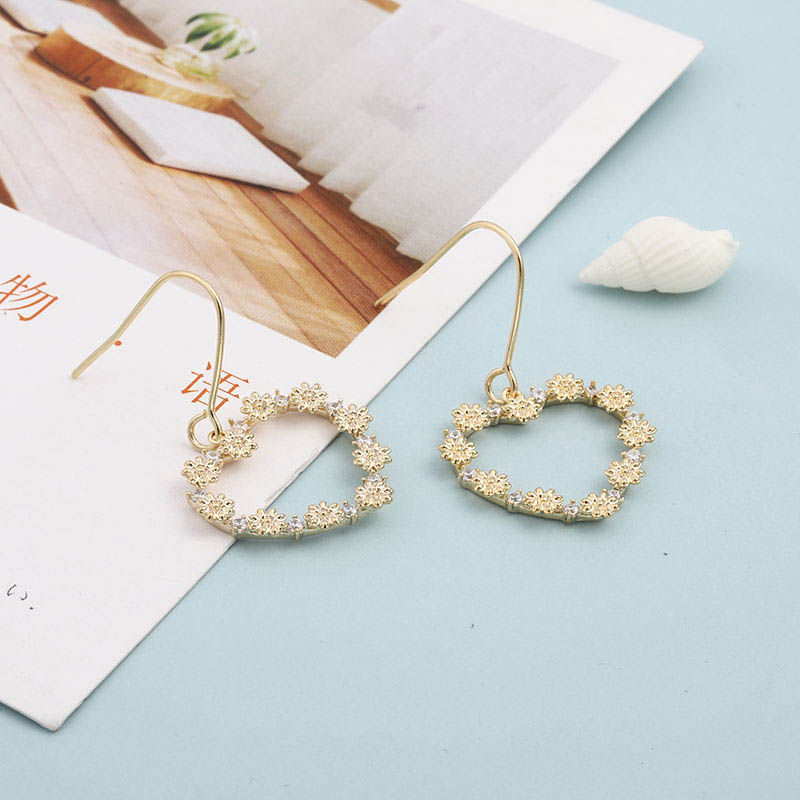 Light Luxury Fashion Heart-shaped Classic Earrings display picture 1